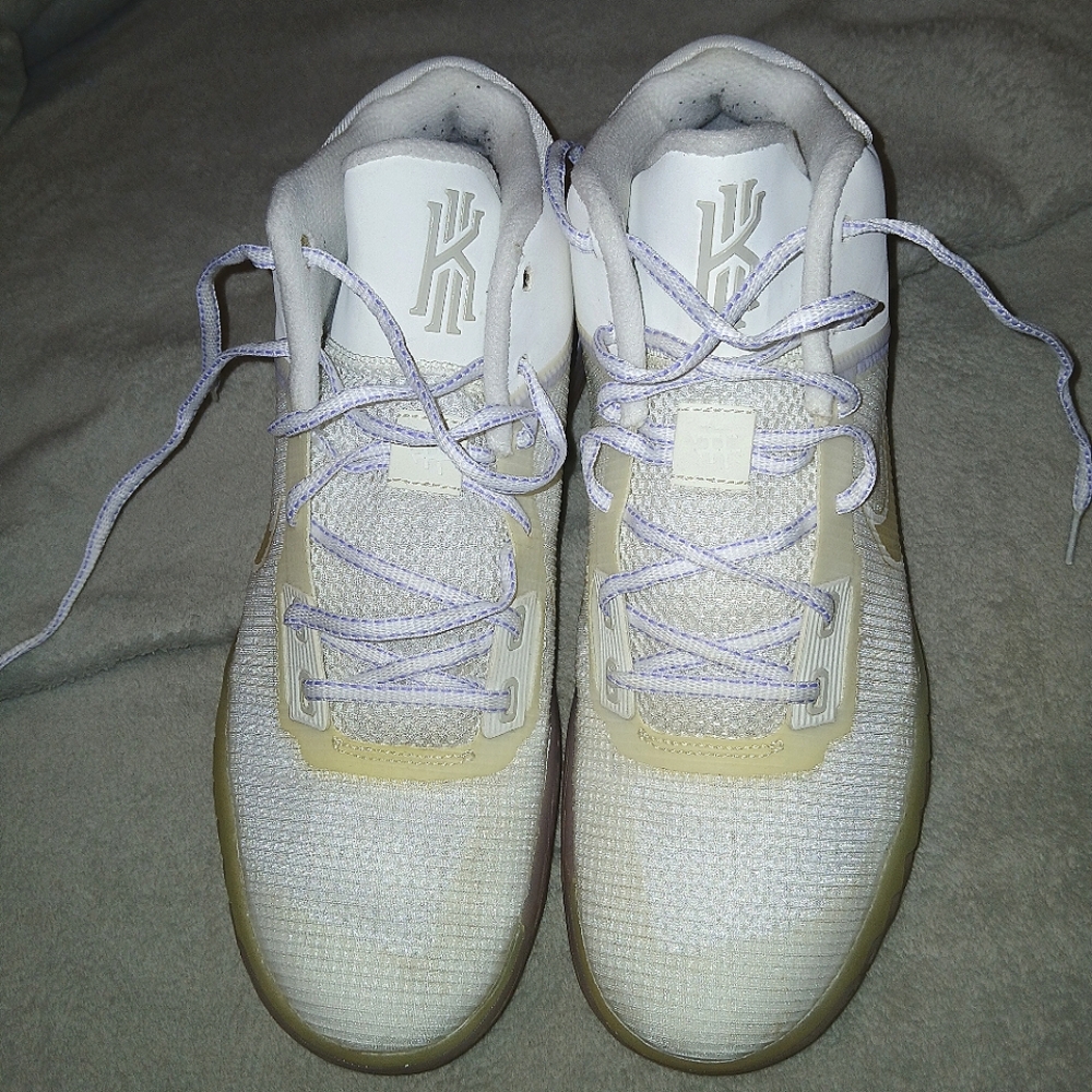 Nike White and Cream Kyrie Flytrap 4 Athletic Shoes